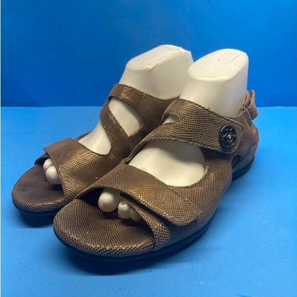 Clark Artisan Women's Metallic Gold Adjustable Strap Size 10 Sandals - Picture 1 of 11
